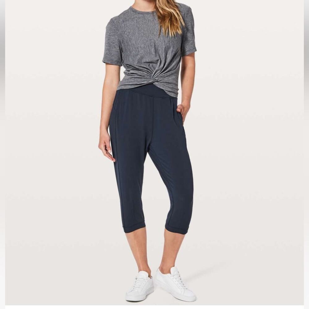 Lululemon rejuvenate crop jogger navy blue 6 - Picture 10 of 10